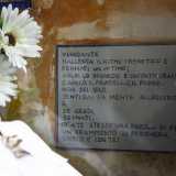 ...vi � trascritta la �preghiera del viandante�, le cui parole invitano coloro che passano a raccogliersi in un momento di riflessione e a trovare conforto nella preghiera